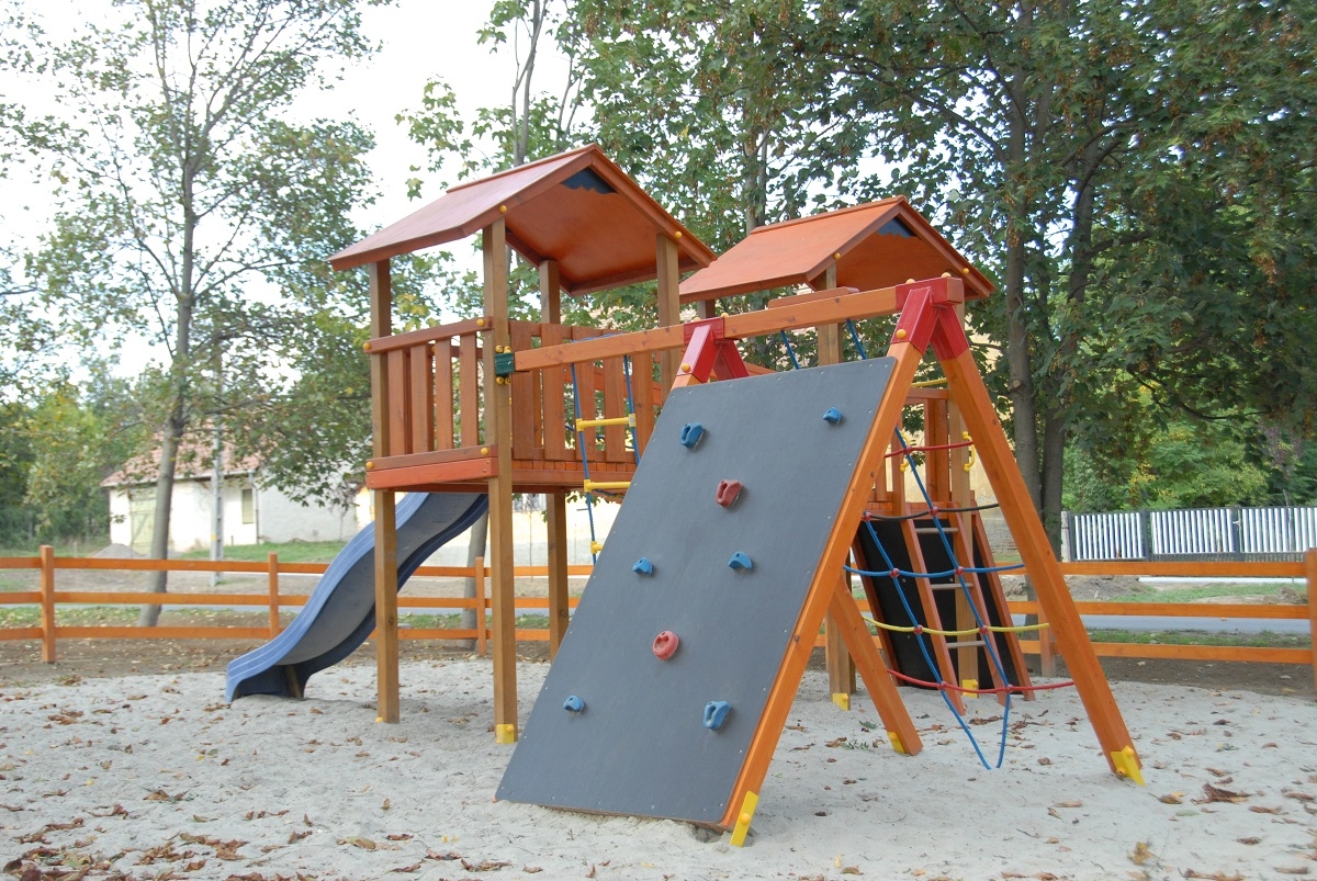 Biztonságos játszóterek környezetbarát alapanyagokból