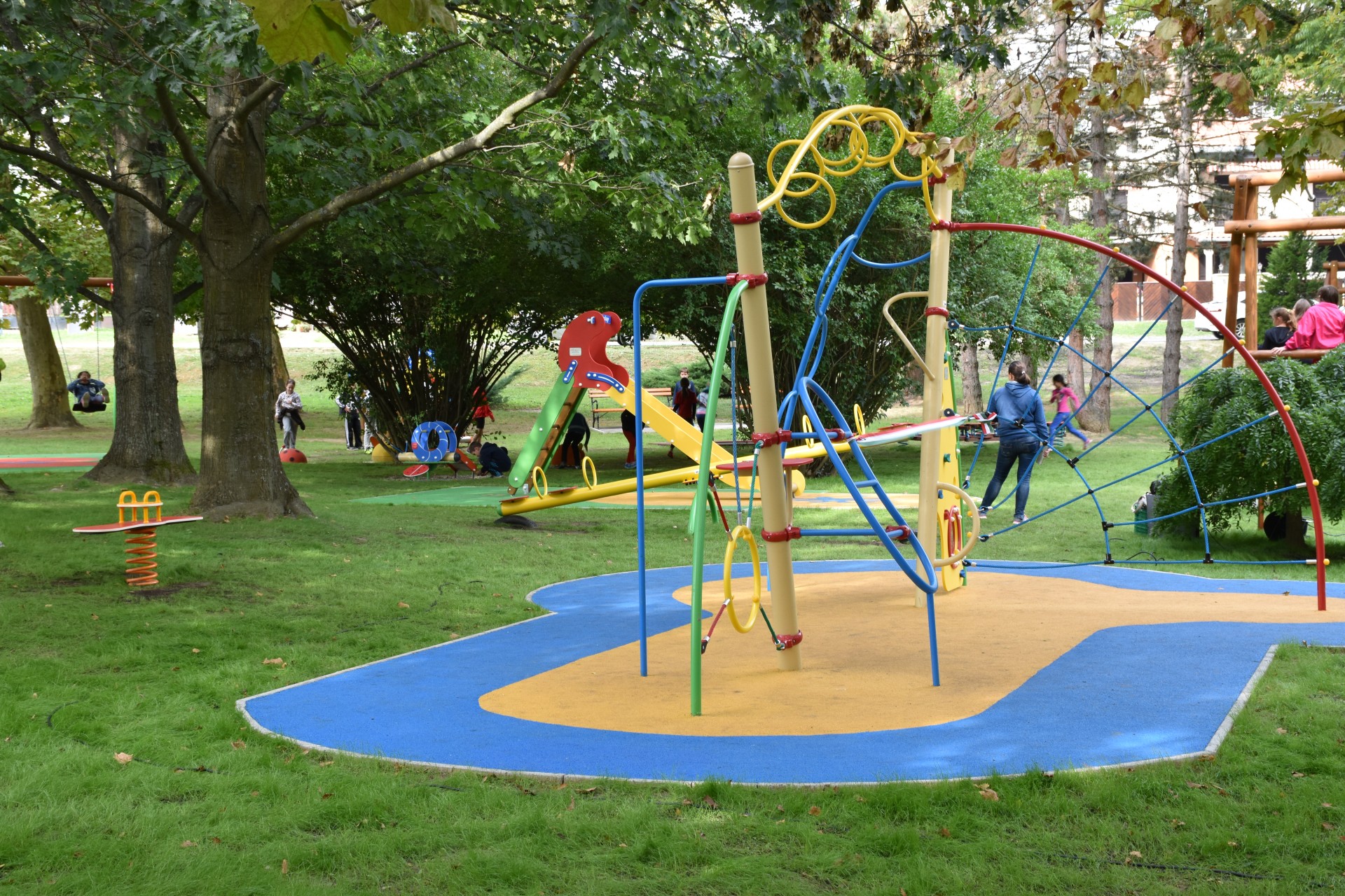 Egy játszótér ami egyszerre biztonságos és élménydús? Lehetséges!