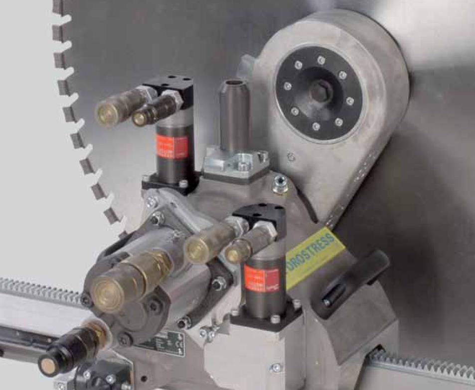 Lyukat vágna a falba?