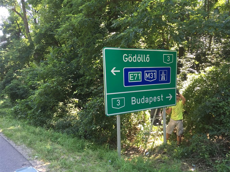 KRESZ táblák és információs rendszerek gyártása